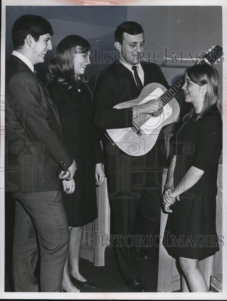 1967 Press Photo Lakewoof Baptist Church Folk Sing D Allen, J Dunaway - Historic Images