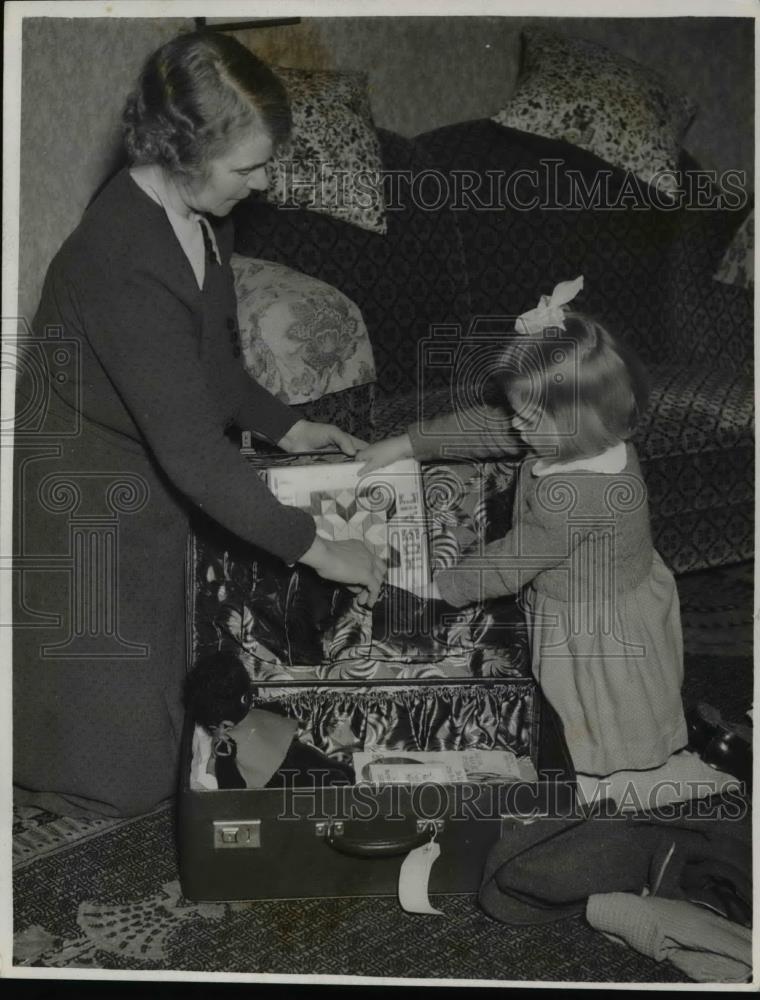 1941 Press Photo Geraldine, first English child to be the guest of a hostel - Historic Images