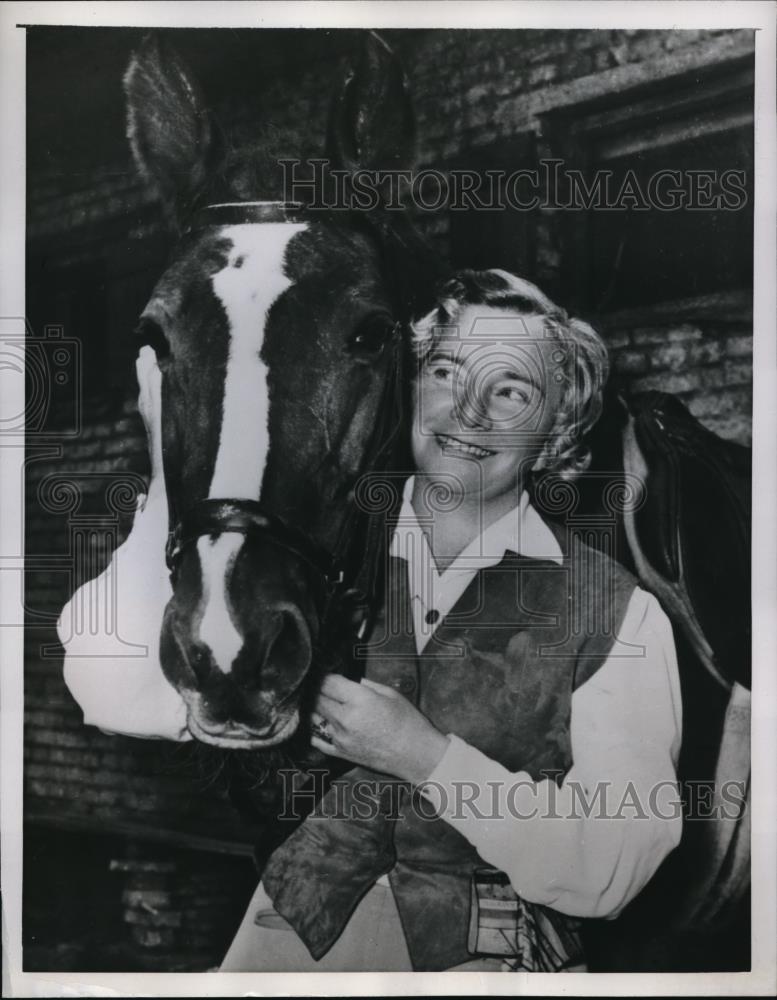 1957 Press Photo Franziska Kinz hugs a Favorite Horse - Historic Images