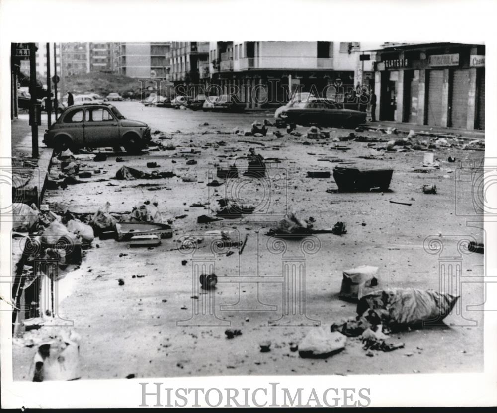 1971 Press Photo New Year Celebration refuse and debris in Rome - Historic Images
