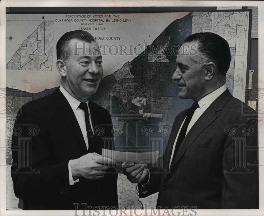 1964 Press Photo Mark March of Dime Chairman Mike McElroy gives $5000 help - Historic Images