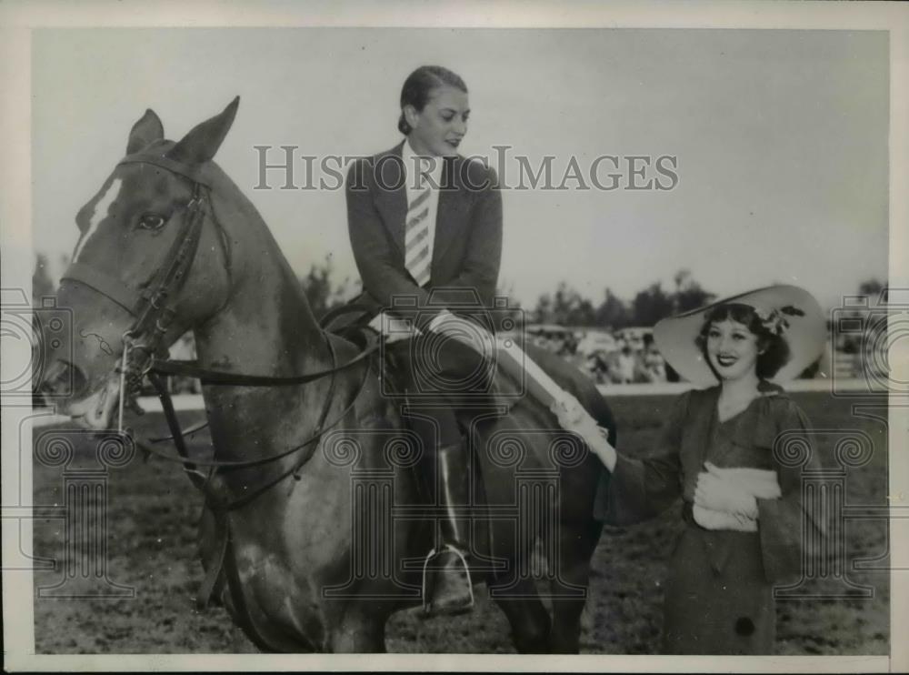 1936 Press Photo Katherine FOx being presented with award for Horsemanship - Historic Images