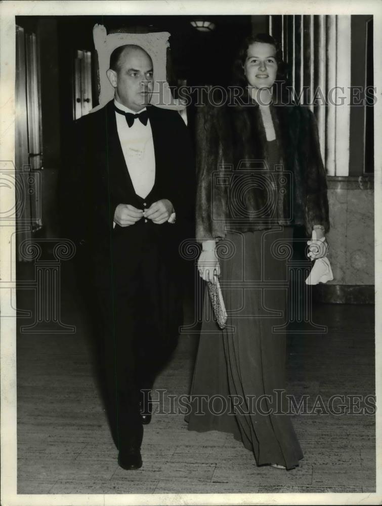 Press Photo Hiland Hall and Patricia Hall - Historic Images