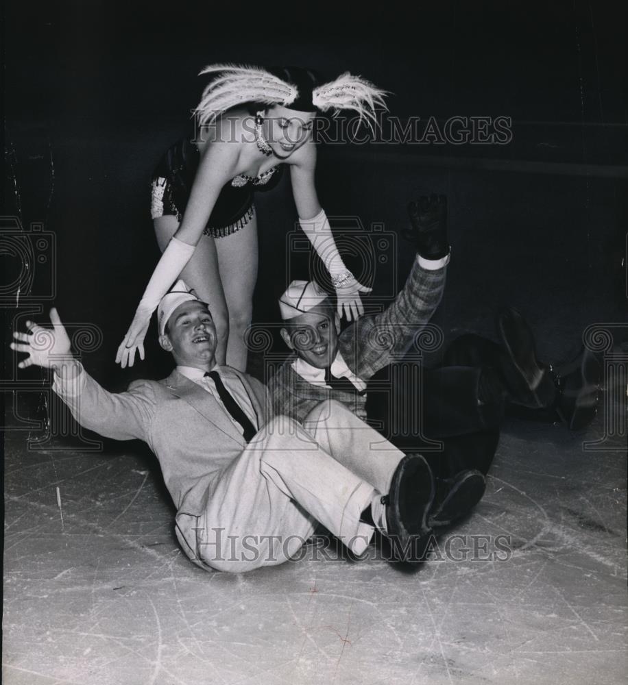 1958 Press Photo George Hicks and Frank Munn Ice Follies and Carolina Yam - Historic Images