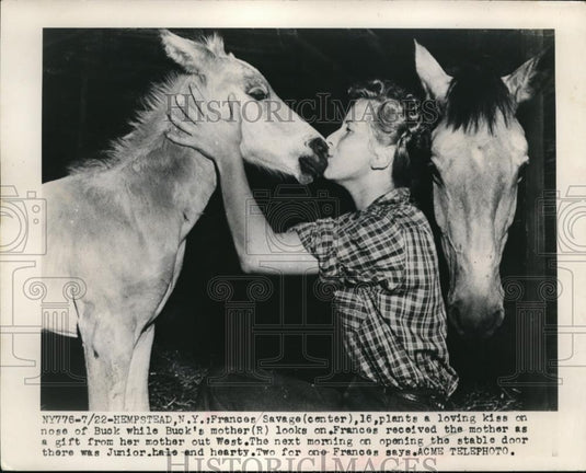 1949 Press Photo Frances Savage kissing newborn folly - Historic Images