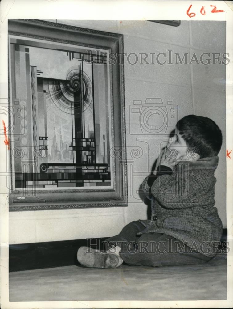 1959 Press Photo Eric Thomas Kaye, 3 and 1/2 year old, looks at Peter Gruys&#39; art - Historic Images