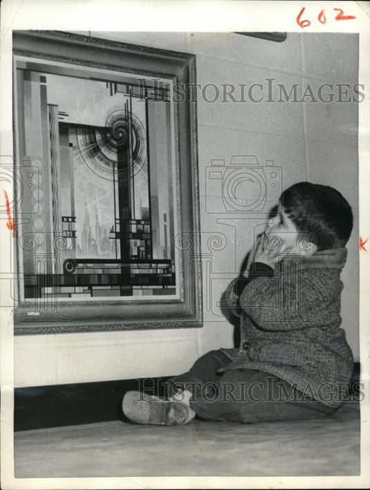 1959 Press Photo Eric Thomas Kaye, 3 and 1/2 year old, looks at Peter Gruys' art - Historic Images