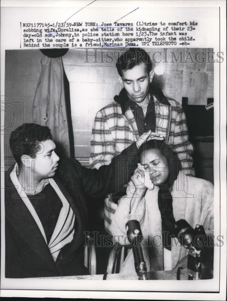 1959 Press Photo Jose Tavarez comforts wife Doraliza as she tells of the kidnap - Historic Images