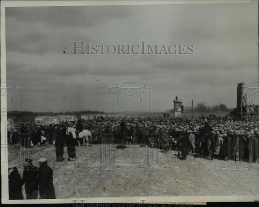 1933 Press Photo Fifty thousand fans gathered on the farm near West Point Nebr., - Historic Images