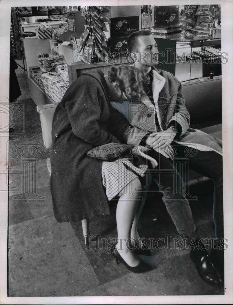 1964 Press Photo Ed Soodman and Juely Wiz at the Erie Island Plaza - Historic Images