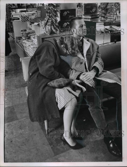 1964 Press Photo Ed Soodman and Juely Wiz at the Erie Island Plaza - Historic Images