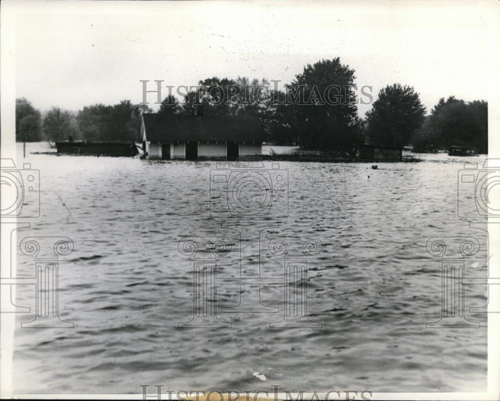 1943 Press Photo Floodwaters surround building somewhere in the US - Historic Images