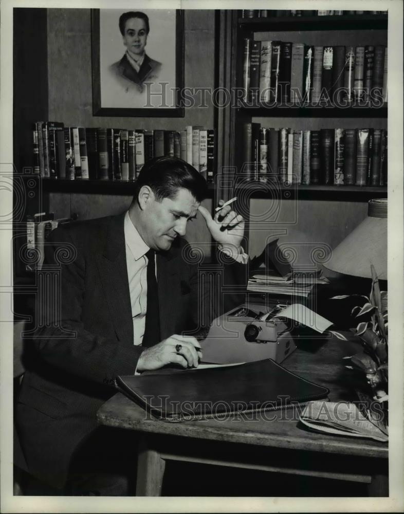 1954 Press Photo Eric Sevareid, CBS Chief Washington Correspondant - Historic Images