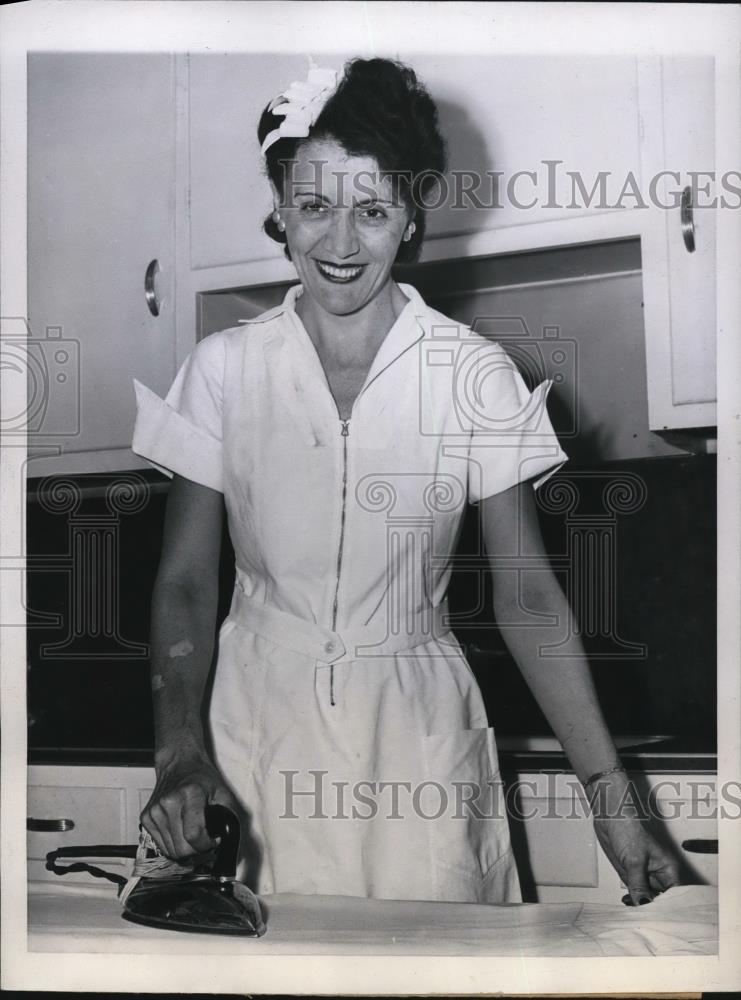 1944 Press Photo Indianapolis Ind Mrs Martha E Smith returned fortune in found j - Historic Images