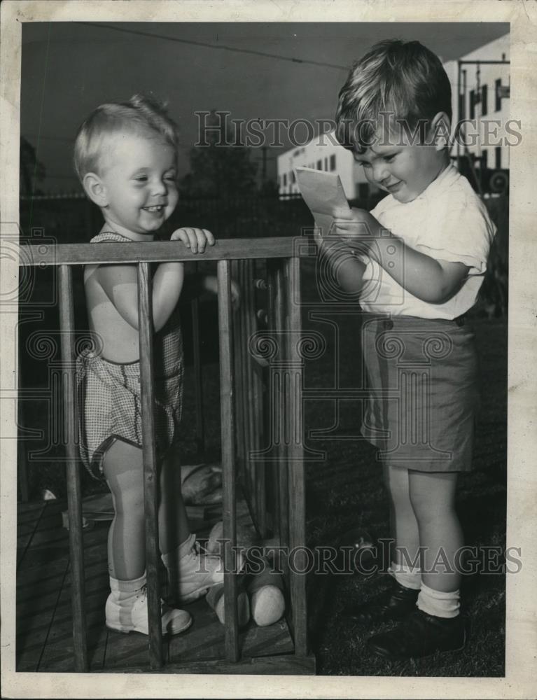 1939 Press Photo Sandy Kindle and Richard Harris enjoy each other&#39;s company - Historic Images