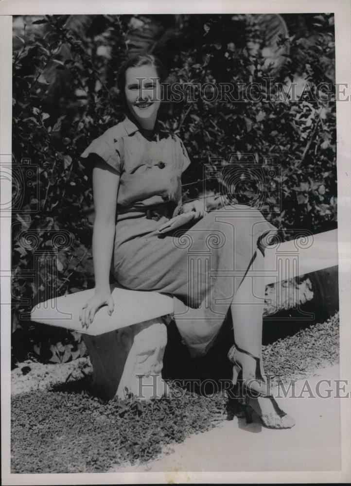 1936 Press Photo Nancy Sweall of NYC in the tropical gardens of the British - Historic Images