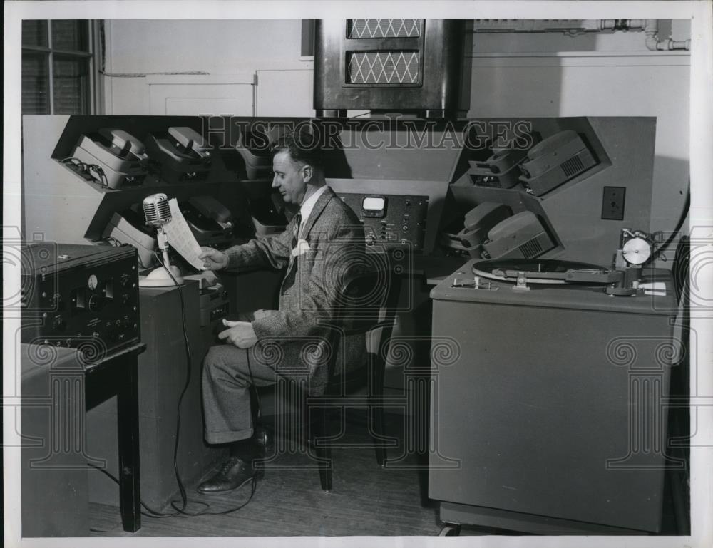 1949 Press Photo Dr. J. Hamilton Cowan at the Modern Language Laboratory - Historic Images