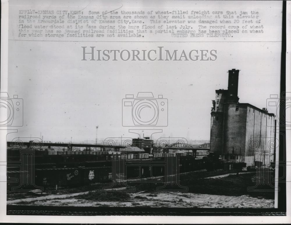 1952 Press Photo Kansas City Kansas wheat filled train cars after record harvest - Historic Images