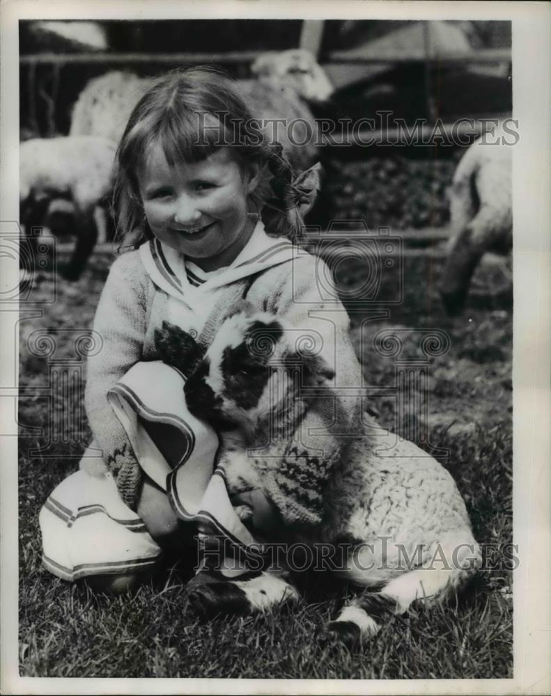 1951 Press Photo Gillian Ockenden holding a lamb - Historic Images