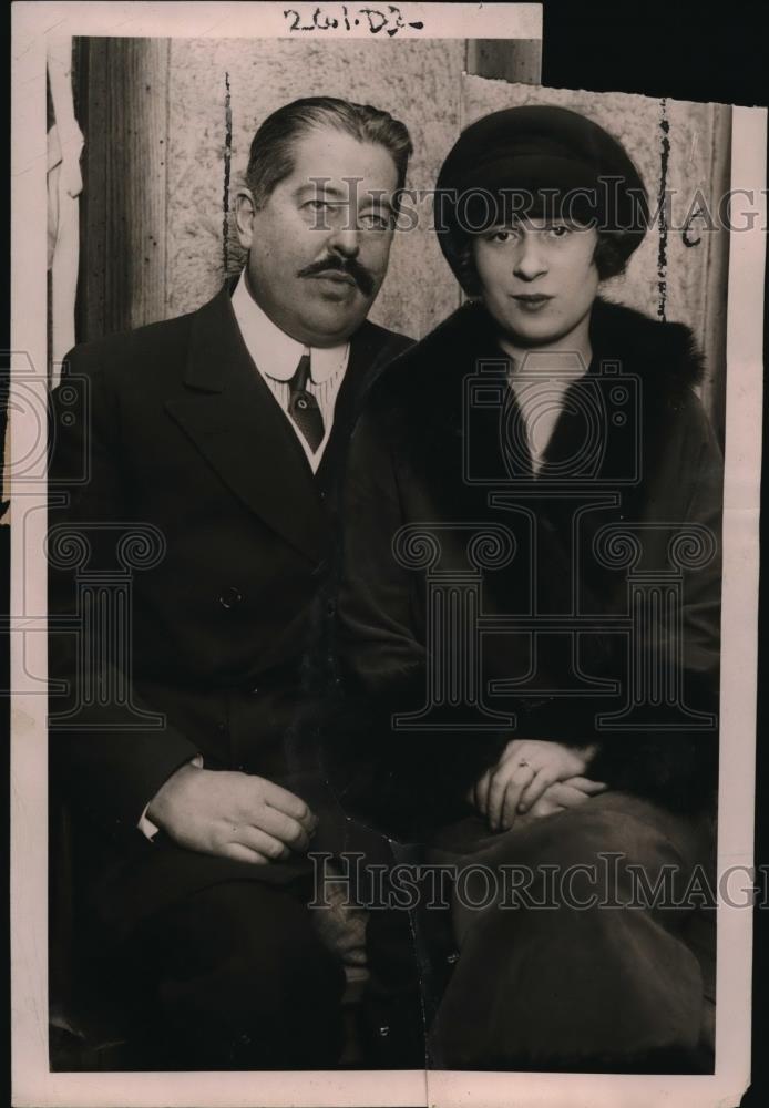 1923 Press Photo Reginald Canderbilt & fiancee Gloria Morgan in NYC - Historic Images