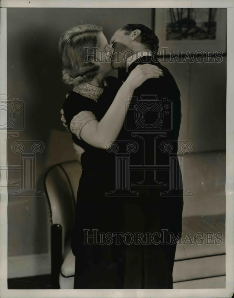 1937 Press Photo A man kissing his date good night - Historic Images