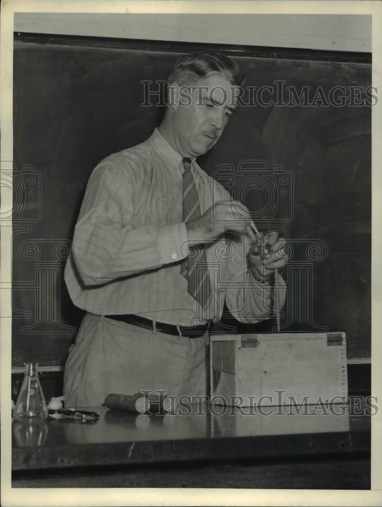1941 Press Photo Capt. F.T. Baughman of the F.B.I. at Washington Ballistic Lab. - Historic Images