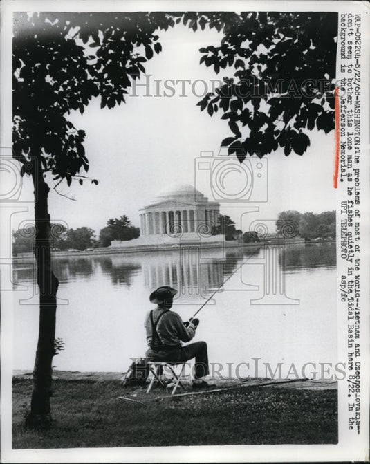 1968 Press Photo Lone man fishes in Tidal Basin near Jefferson Memorial - Historic Images