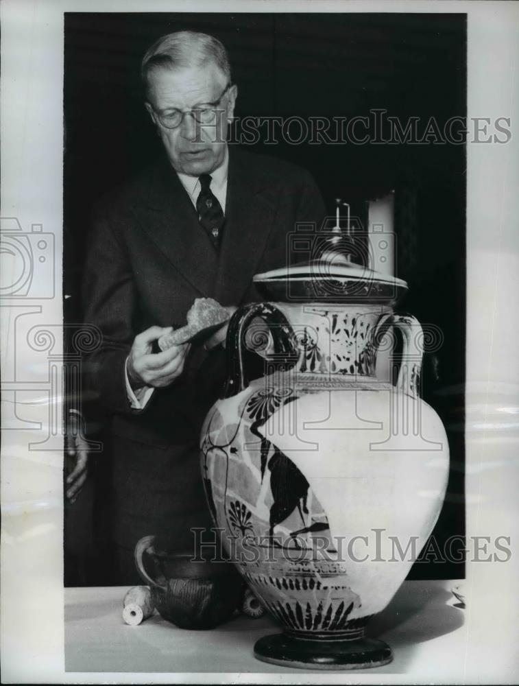 1960 Press Photo King Gustav VI Adolg of Sweden show Ancient Etruscan - Historic Images