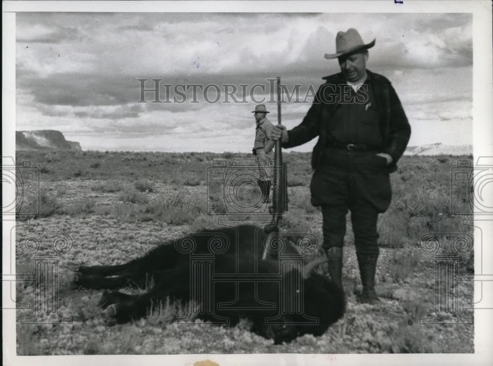 1945 Press Photo Conventional Nimrod Pose Boyer rests gunstock on the animal - Historic Images