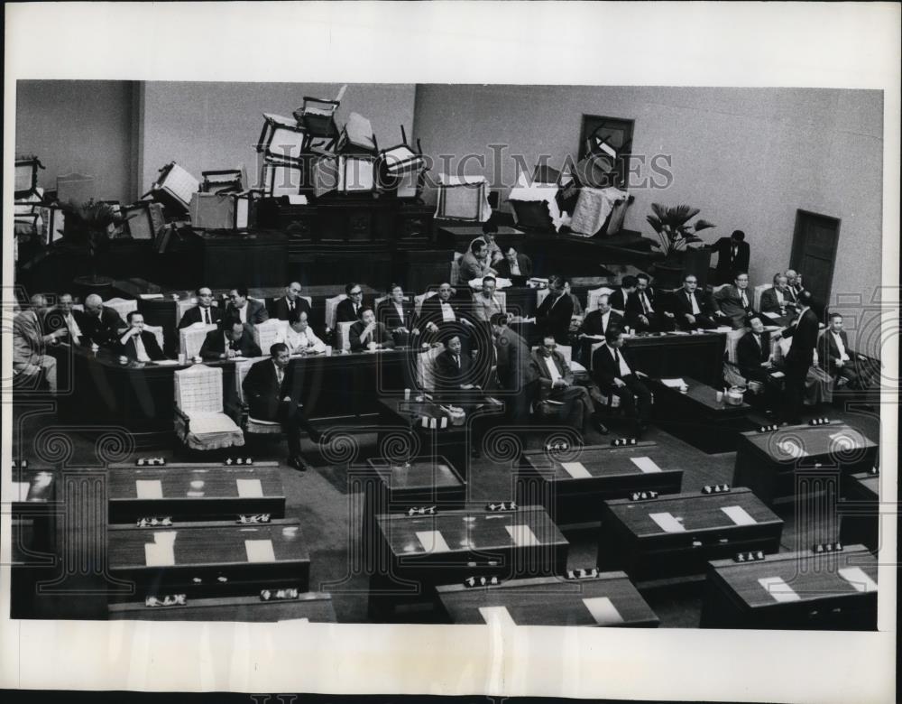 1969 Press Photo Korean opposition lawmakers set up a barricade around rostrum - Historic Images