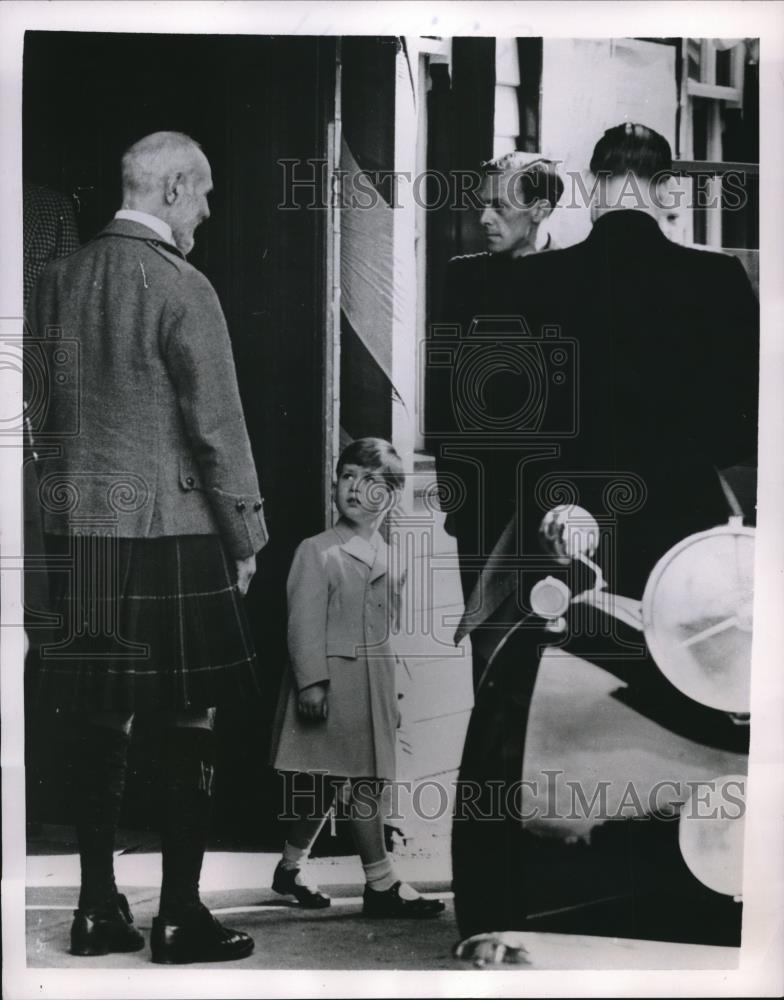 1953 Press Photo Prince Charles glances at Marcus of Aberdeen - Historic Images