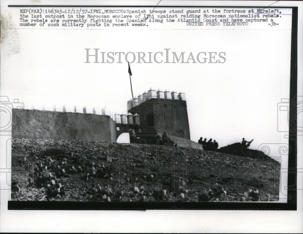 1957 Press Photo Spanish troops stand guard at the fortress at Mireleft - Historic Images