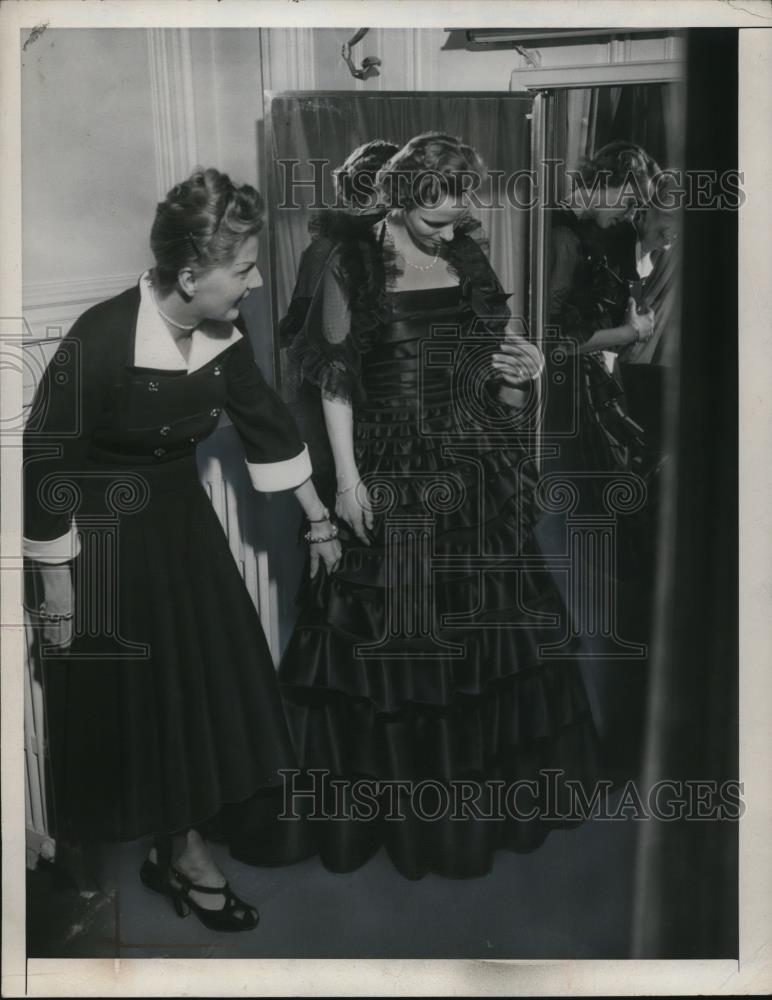 1948 Press Photo Princess de Bourbon Parme shops for their Trousseau - Historic Images