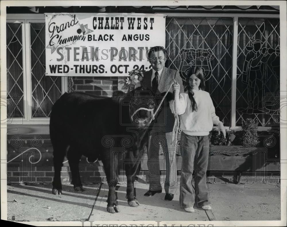 1973 Press Photo Peter the cow with Eddy Ratusz &amp; Jean Krantz - Historic Images