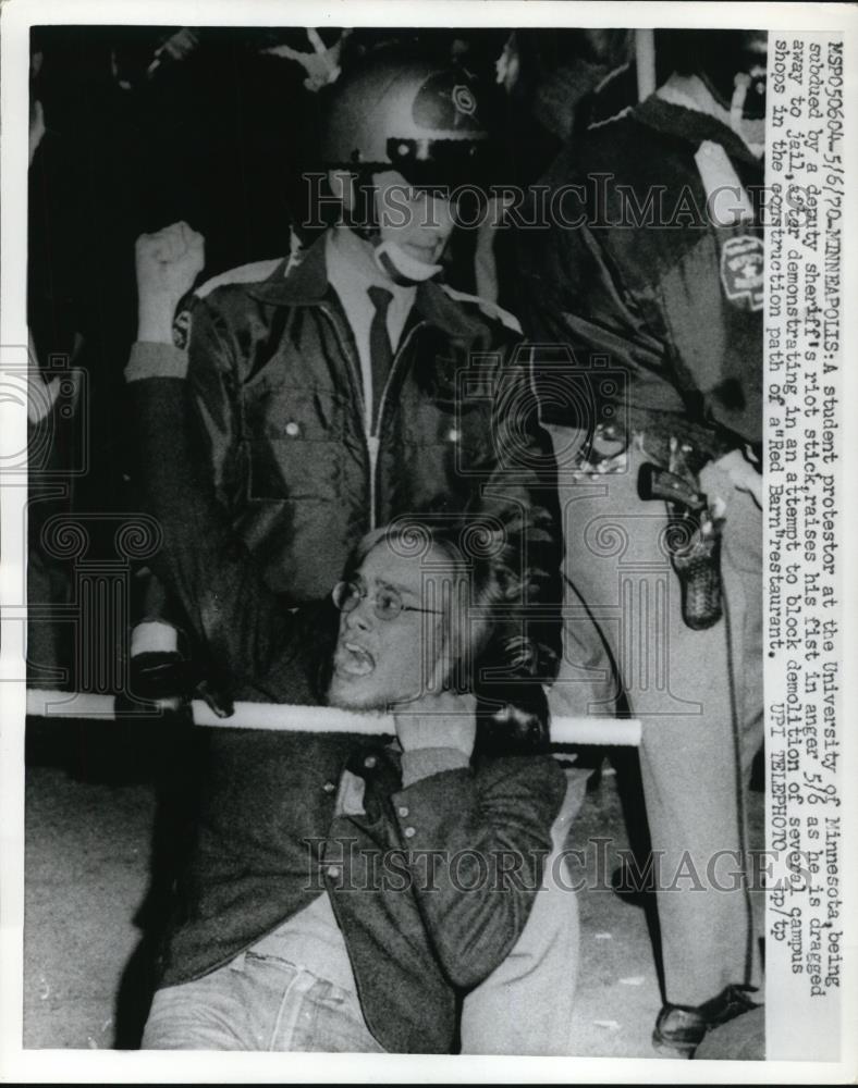 1970 Press Photo Student protester at University of Minnesota subdued by deputy - Historic Images