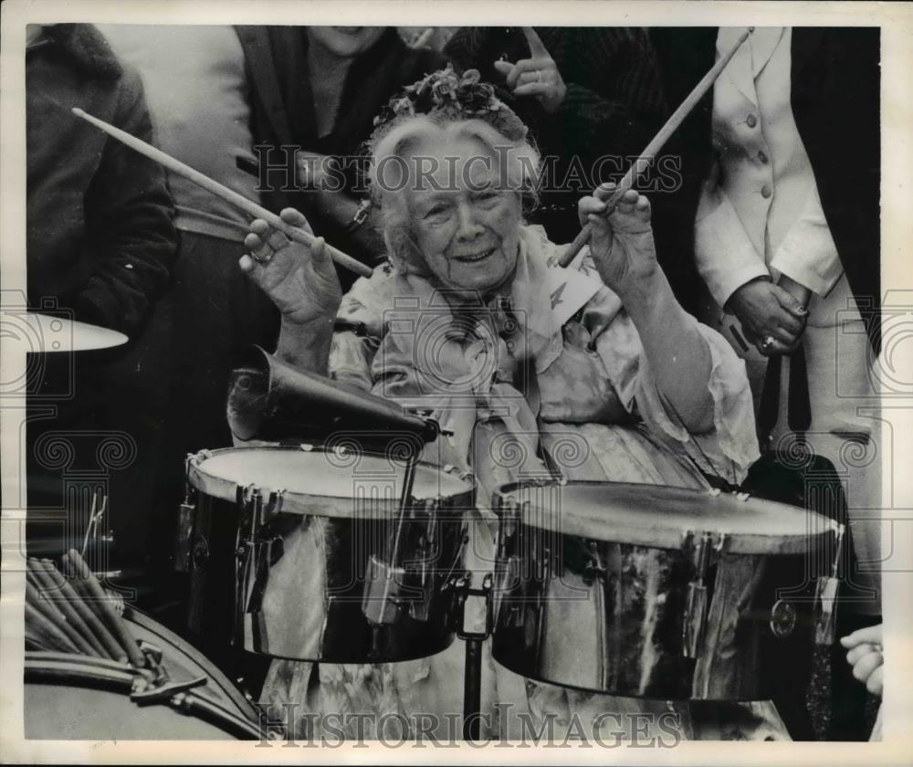 1951 Press Photo Glamorous Grandmother Winner Alice Lewis Beats the Drum - Historic Images