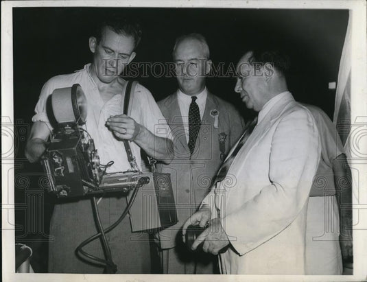 1944 Press Photo Dave McLain Demonstrates New Acme Speedray Camera - Historic Images