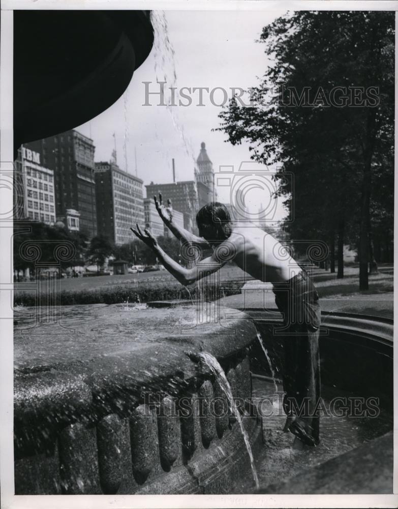 1952 Press Photo Chicago James Haggerty, cartoonist beats the heat with a shower - Historic Images