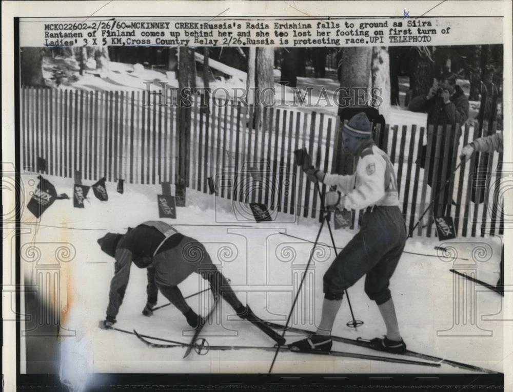 1960 Press Photo McKinney Creek Russia&#39;s Radia Krdshina falls to ground as Slira - Historic Images