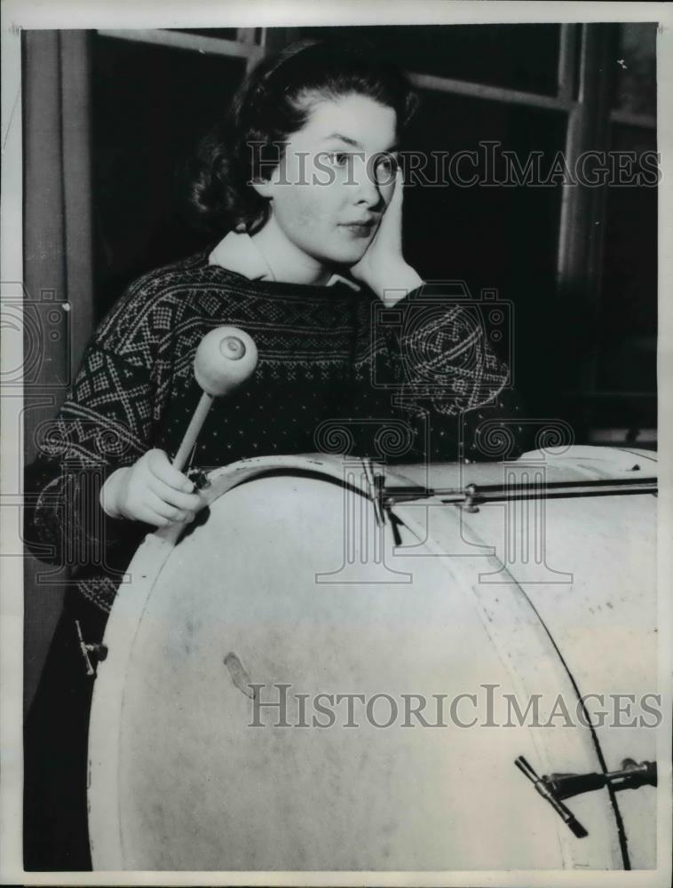 1960 Press Photo 19-year-old Margaret Conway as she learns her big bass drum - Historic Images