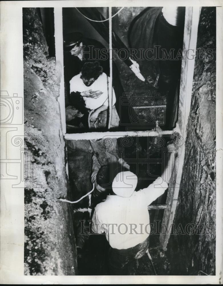 1946 Press Photo Columbus Ohio Firemen rescue Dewey Munsey who was trapped when - Historic Images