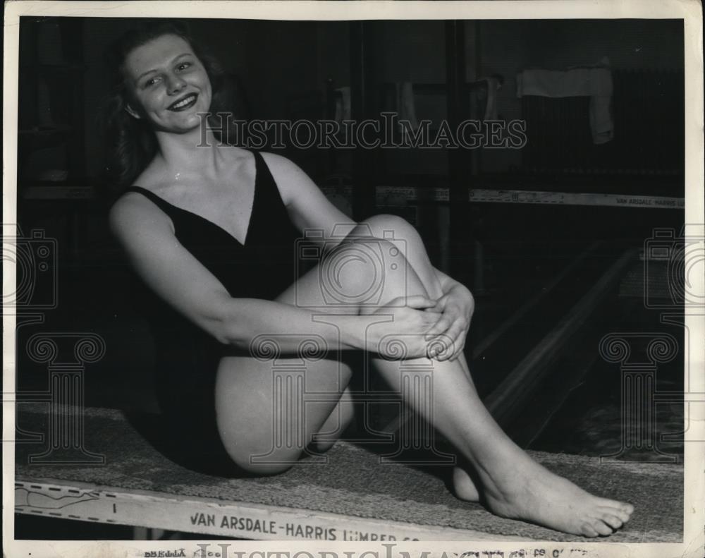 1945 Press Photo Jean Procter seated on diving board over pool - Historic Images