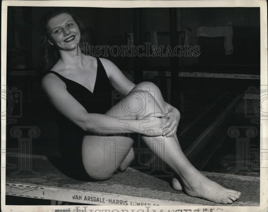 1945 Press Photo Jean Procter seated on diving board over pool - Historic Images
