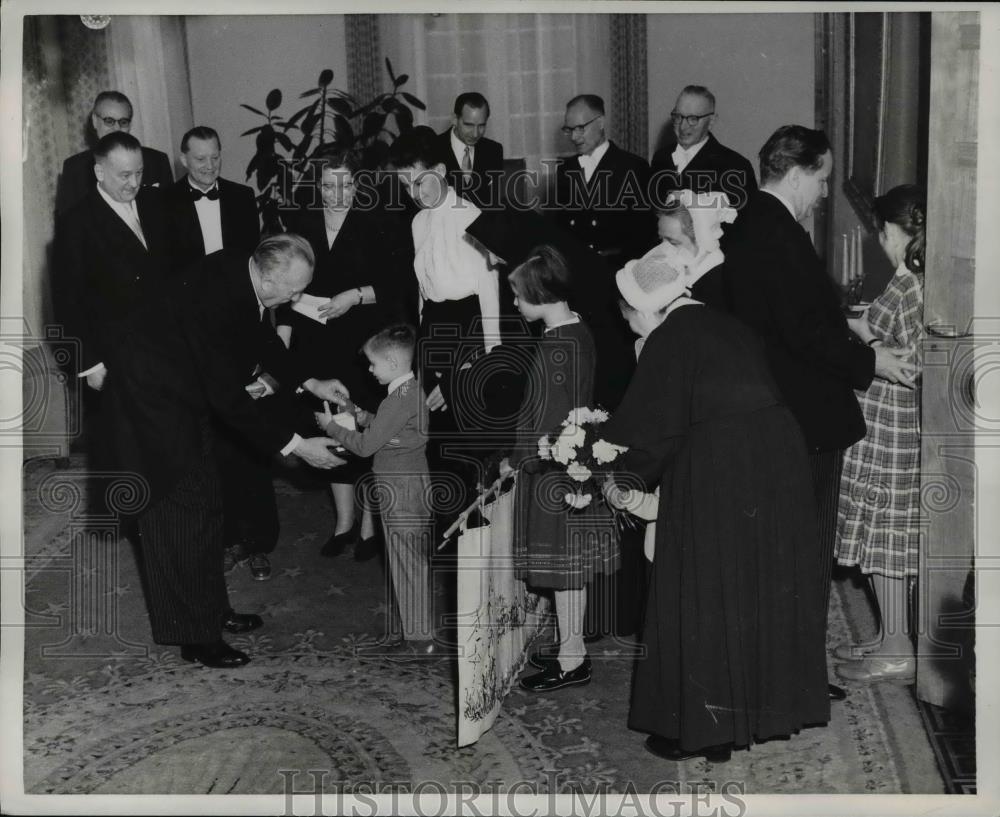 1958 Press Photo German Orphanage Children Give Gifts to Konrad Adenauer - Historic Images