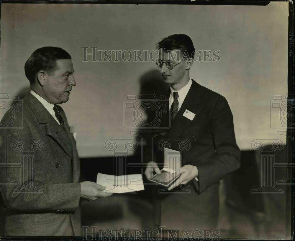 1937 Press Photo Dr.Harol Saft Oleott received Eli Lilly And Comp Award. - Historic Images