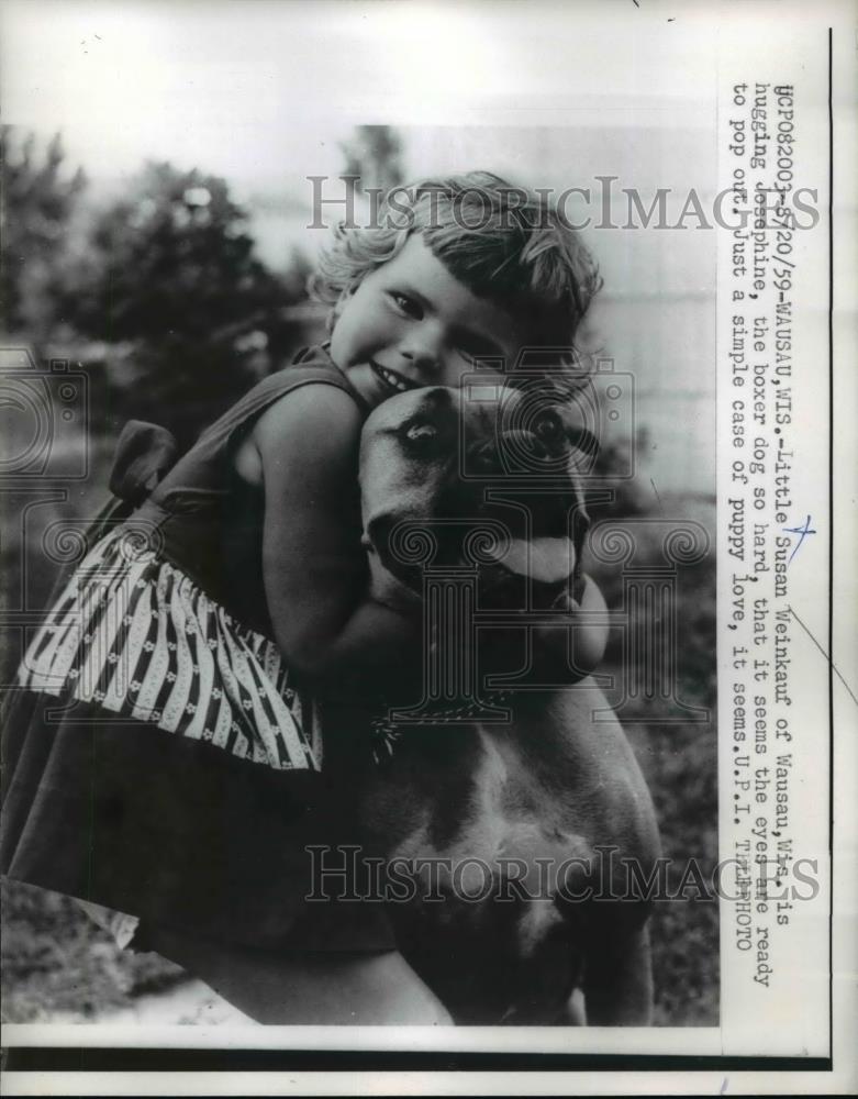 1959 Press Photo Little Susan Weinkauf of Wausau, Wis. is hugging - Historic Images