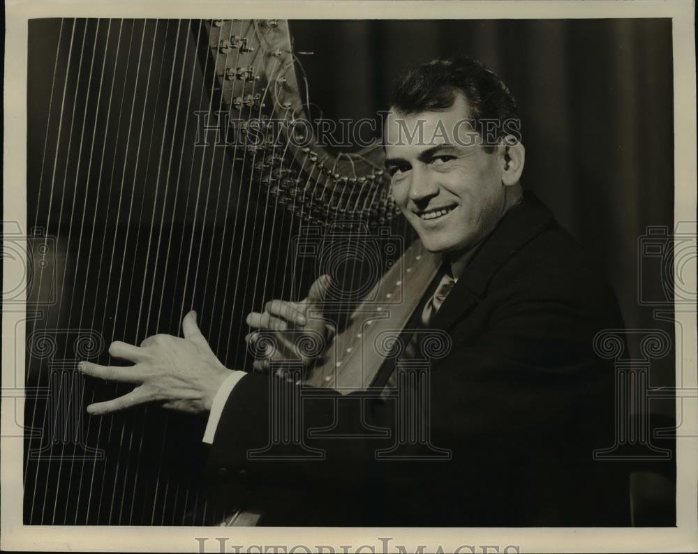 1929 Press Photo Kayton Atty performing on his harp - Historic Images