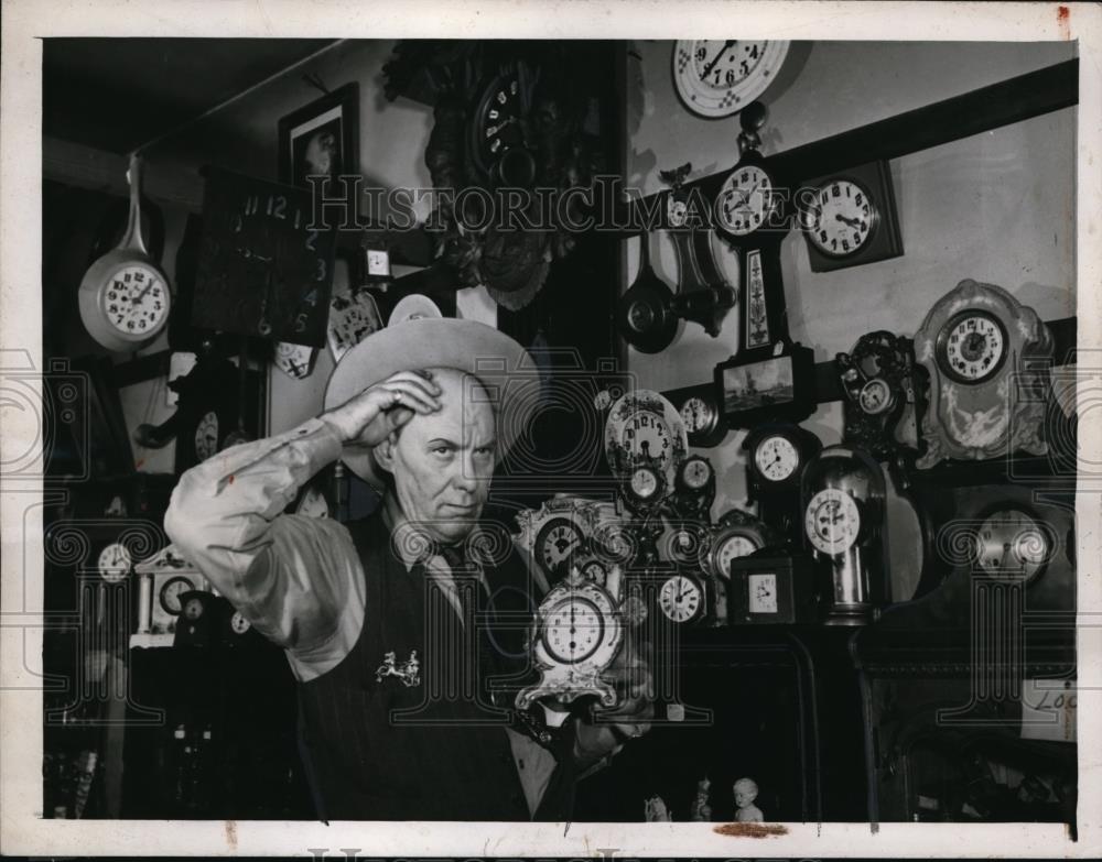 1945 Press Photo Wind River Bill looks around his Los Angeles shop - Historic Images