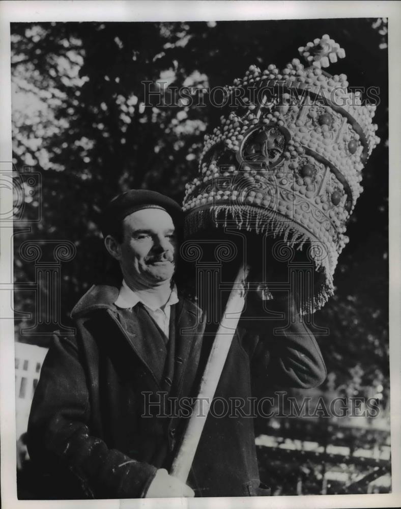 1954 Press Photo Frank Knight carries an ornate model of the Ethiopian Crown - Historic Images