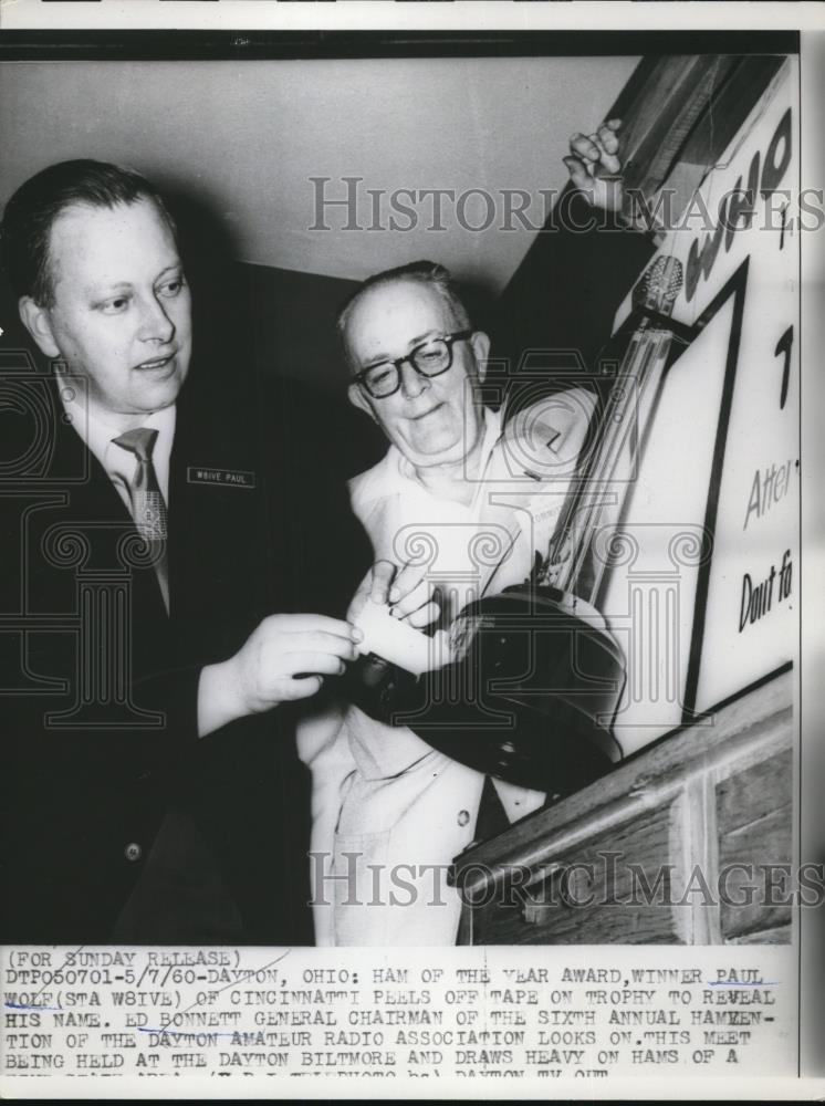 1960 Press Photo Dayton Ohio Ham of the year winnerPaul Wolf of Cincinnati peels - Historic Images